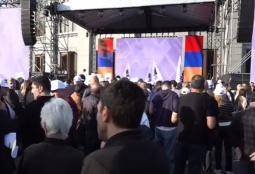 Երևանում մեկնարկում է «Մեր ձևով» շարժման հանրահավաքն՝ ի աջակցություն Սամվել Կարապետյանի և հոգևորականների