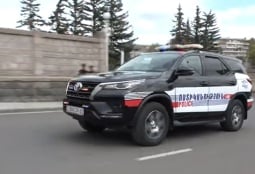 Ребенку стало плохо на улице в Ереване, патрульные доставили его в больницу (ВИДЕО)