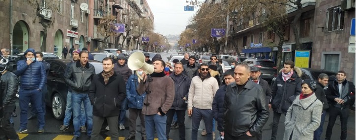 Քաղաքացիները փողոցներ են փակում Երևանում Փաշինյանի հրաժարականի պահանջով վերջնագրի ժամկետի սպառվելուց հետո (ՎԻԴԵՈ)