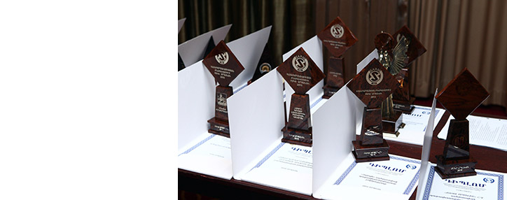 Ten companies given government awards for producing high-quality goods and services in 2015