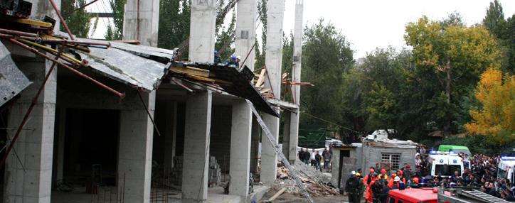 Ավելի քան 10 մարդ է տուժել Երևանի կենտրոնում շենքի փլուզման հետևանքով. ԱԻՆ