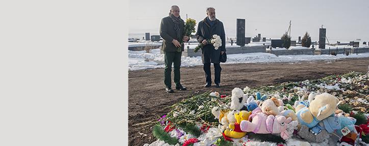 Чилингаров и Киселев возложили цветы к могилам жертв трагедии в Гюмри