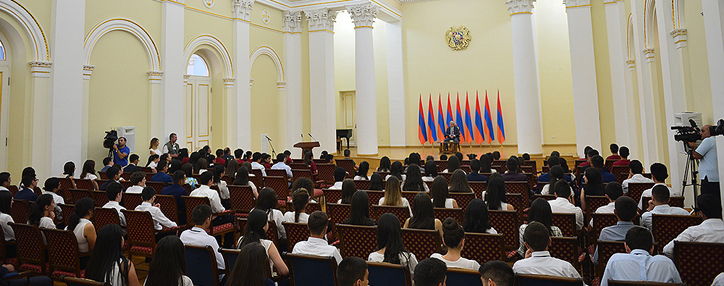 Саргсян наградил лауреатов конкурсов, олимпиад и медалистов