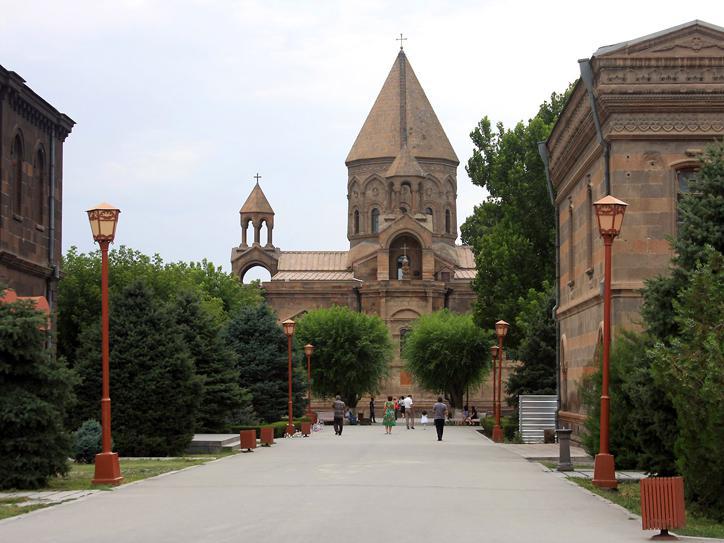 Pashinyan appoints acting mayor of Etchmiadzin