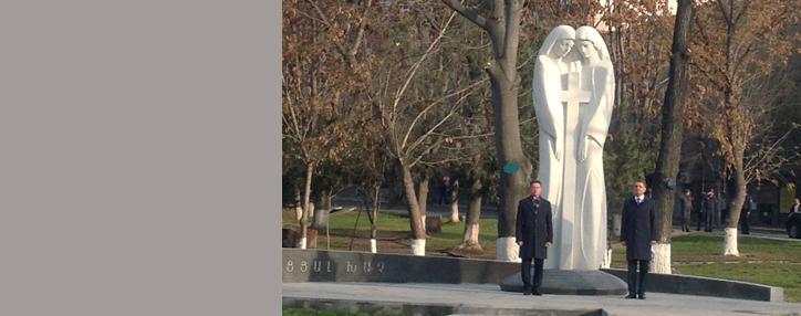 Памятник армяно-российской дружбы открылся в Ереване