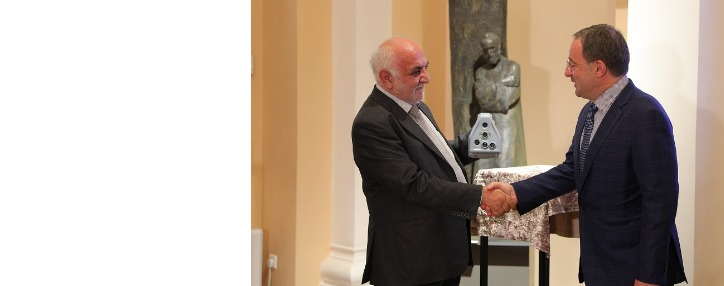 Մատենադարանը 3D սքանավորման սարք է նվեր ստացել բարերար Վահե Բադալյանից (ՖՈՏՈ, ՎԻԴԵՈ)