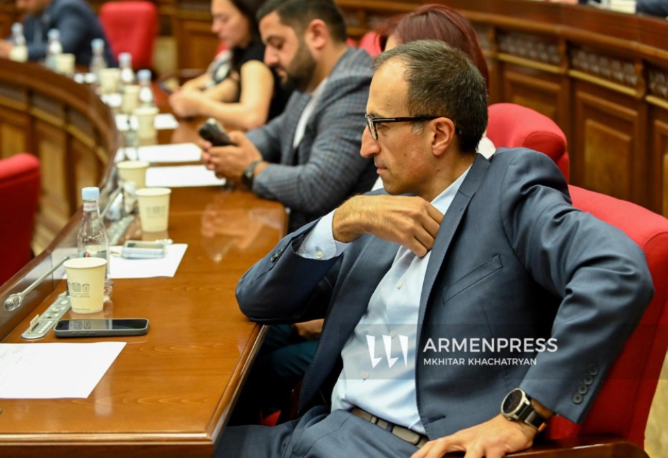 Спикер НС Армении принял отставку провластного депутата Арсена Торосяна