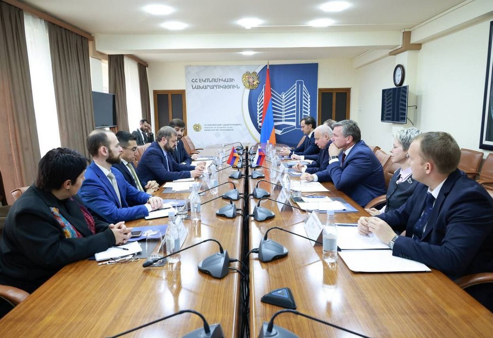 Вопросы расширения экономических отношений Армении с Россией обсудили министр экономики РА и российский посол