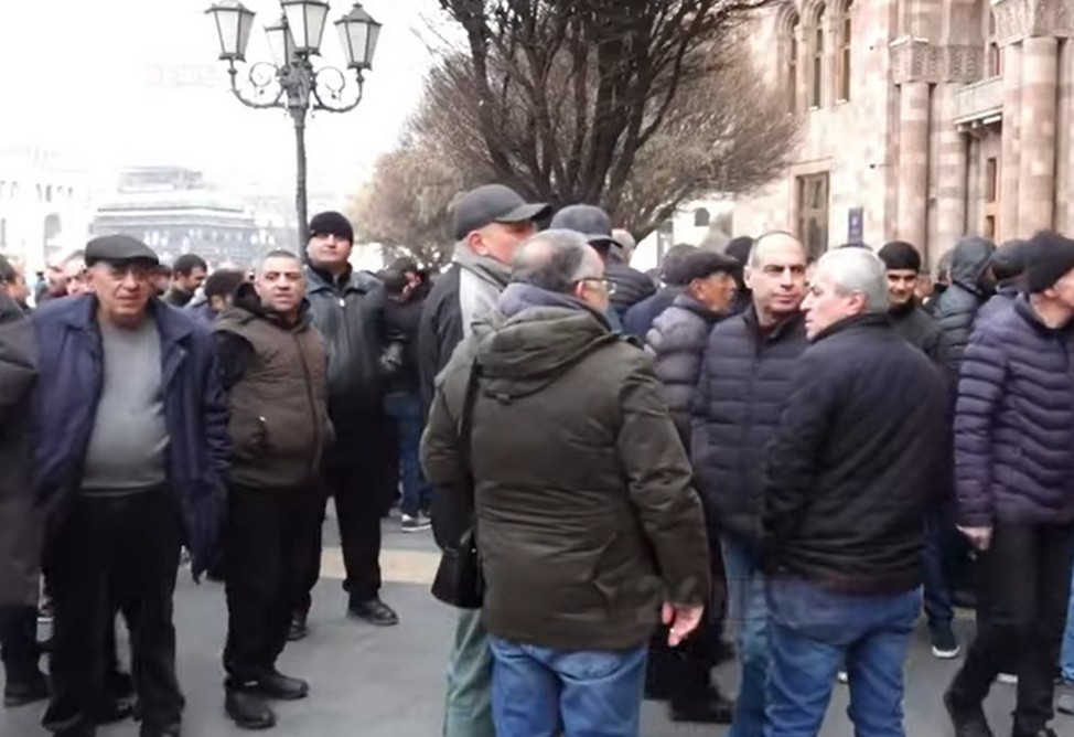 Малый бизнес заявляет о налоговом терроре: в Ереване проходит акция протеста