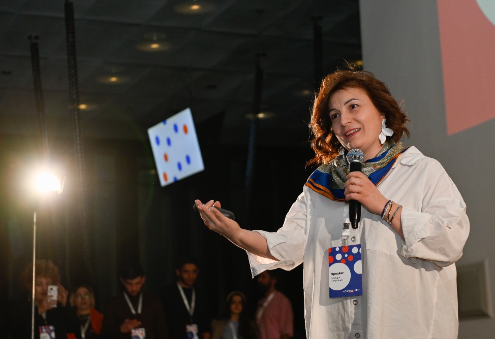 AI qez ban, Ребека Акопян