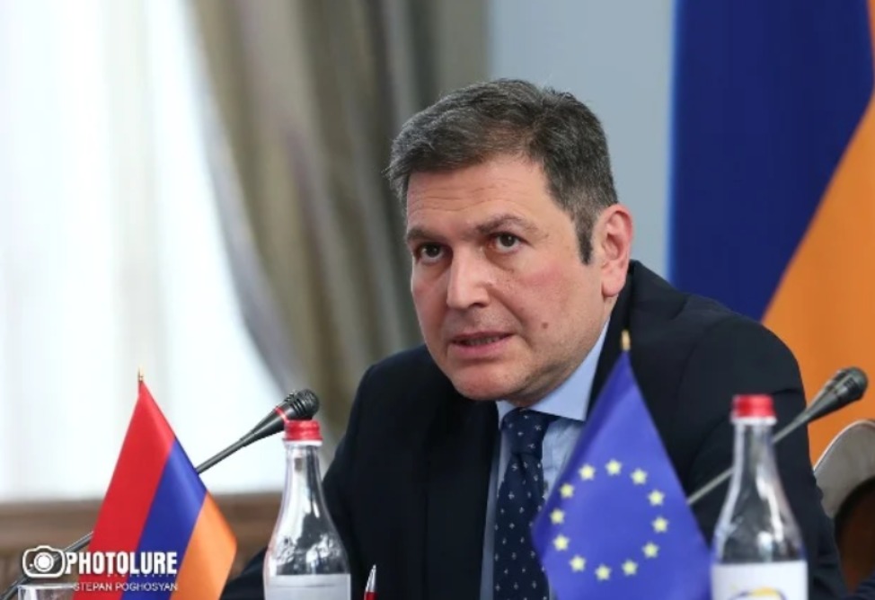 ԱԳՆ․ Հայաստանը կարող է քննարկել եվրադիտորդների նոր մանդատը Ադրբեջանի հետ խաղաղության համաձայնագրի ստորագրման դեպքում ԱԳՆ․ Հայաստանը կարող է քննարկել եվրադիտորդների նոր մանդատը Ադրբեջանի հետ խաղաղության համաձայնագրի ստորագրման դեպքում