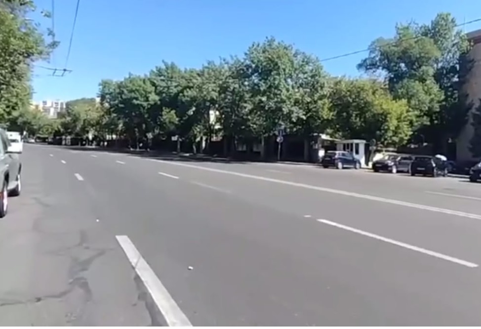 Անհետ կորած զինծառայողների ծնողները շարունակում են փակ պահել Բաղրամյան պողոտան