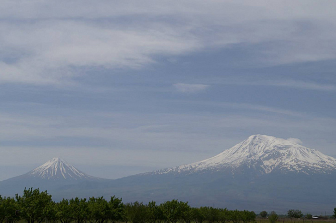 Fire on Mount Ararat poses no threat to Armenia emergency ministry