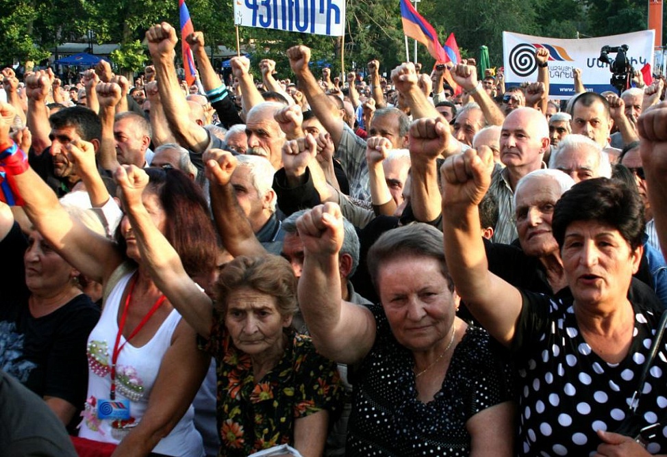 Полиция Армении пригрозила применить специальные средства против участников шествия к резиденции президента